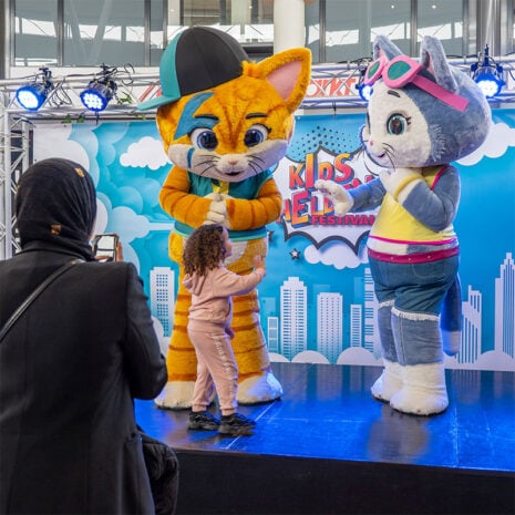 44-Cats_Kidsheld-inhuren_Winkelcentrumpromotie_Winkelcentrum-entertainment 44 Cats mascotte voor winkelcentrum promotie en entertainment