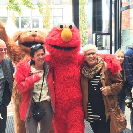 Elmo_meet-en-greet_Winkelcentrumentertainment_Winkelcentrumpromotie Elmo huren voor winkelcentrum entertainment en foto moment