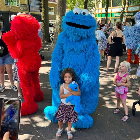 Kidshelden_Koekiemonster_Winkelcentrumpromotie_Winkelcentrum-entertainment Koekiemonster mascotte inhuren voor kinderentertainment en events