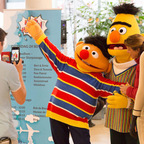 Kidshelden_Winkelcentrumpromotie_Bert-ernie Bert en Ernie huren voor winkelcentrumpromotie en meet and greet