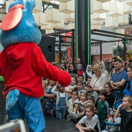 Kindershow-Bobo_Winkelcentrumpromotie_Winkelcentrum-entertainment Bobo show , Bobo show inhuren, Bobo show tv karakters inhuren, tv karakters festival, kinderentertainment, entertainment voor kinderen, Winkelcentrumpromotie, promotie winkelcentrum, winkelcentrum entertainment, entertainment voor winkelcentrum, entertainmentbureau, Liedjes show, kinder show, muziek show, Bobo ontmoeten, Bobo, Tjerk en Krabbel