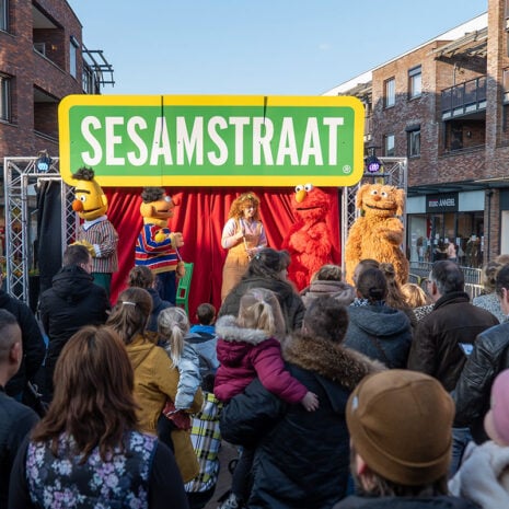 Kindershow_Sesamstraat_winkelcentrumentertainment Sesamstraat show , Sesamstraat show inhuren, Sesamstraat show tv karakters inhuren, tv karakters festival, kinderentertainment, entertainment voor kinderen, Winkelcentrumpromotie, promotie winkelcentrum, winkelcentrum entertainment, entertainment voor winkelcentrum, entertainmentbureau,Sesamstraat show Het Grote Straatfeest, Sesamstraat show, Liedjes show, kinder show, muziek show, Sesamstraat ontmoeten, Bert en Ernie, Elmo, Koekiemonster, Tommie