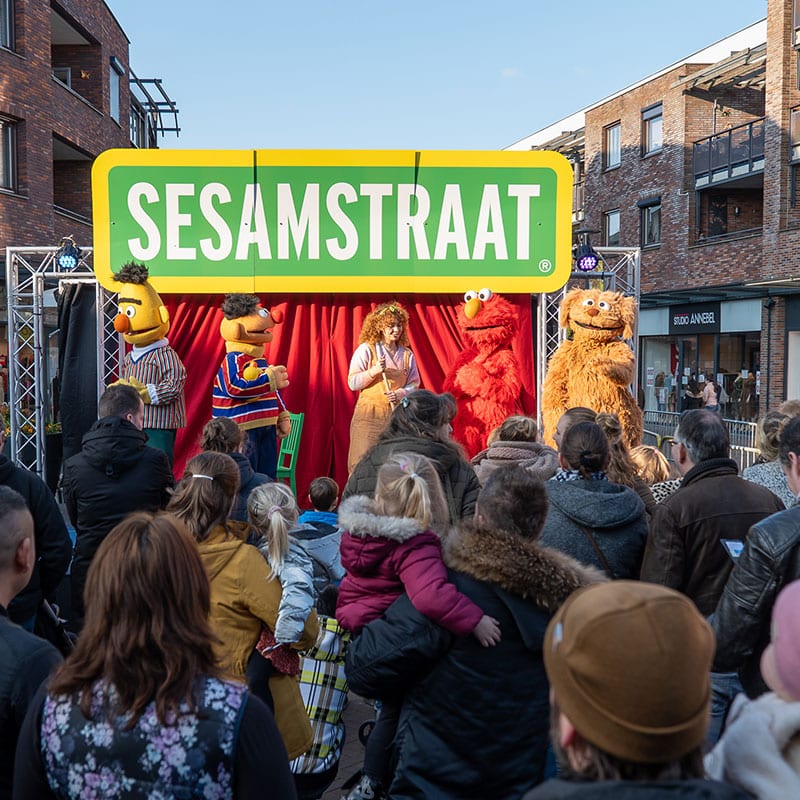 Sesamstraat show , Sesamstraat show inhuren, Sesamstraat show tv karakters inhuren, tv karakters festival, kinderentertainment, entertainment voor kinderen, Winkelcentrumpromotie, promotie winkelcentrum, winkelcentrum entertainment, entertainment voor winkelcentrum, entertainmentbureau,Sesamstraat show Het Grote Straatfeest, Sesamstraat show, Liedjes show, kinder show, muziek show, Sesamstraat ontmoeten, Bert en Ernie, Elmo, Koekiemonster, Tommie