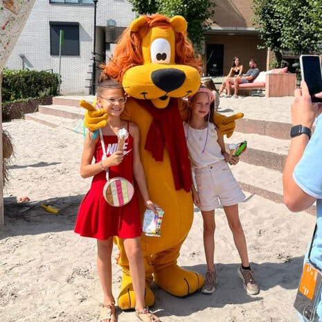 Loeki-de-Leeuw_Kidshelden_Winkelcentrumpromotie_Winkelcentrum-entertainment Loekie de Leeuw kinderentertainment, mascotte inhuren voor event