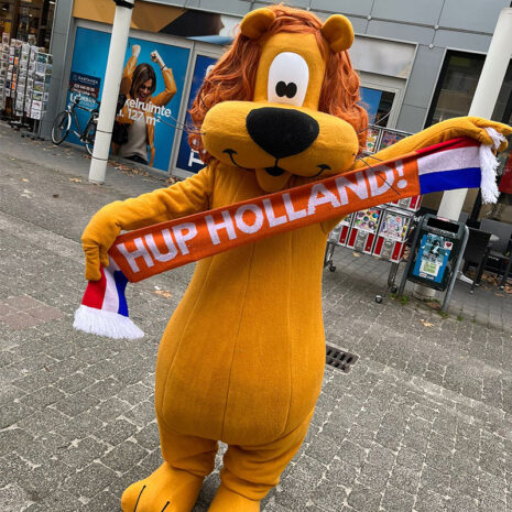 Loeki-de-leeuw_Kidshelden_meetgreet_Winkelcentrum-entertainment Loekie de Leeuw mascotte huren voor meet and greet en promotieactie