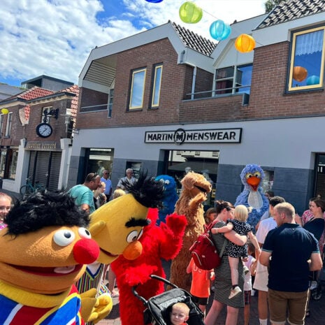 Sesamstraat-parade_tv-helden-inhuren_Winkelcentrumpromotie_Winkelcentrumentertainment Sesamstraat Parade kinderentertainment in winkelcentrum, meet and greet