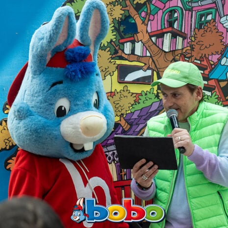 Winkelcentrumpromotie_Winkelcentrum-entertainment_Bobo-inhuren Bobo Event, Bobo inhuren, inhuren bobo, event met bobo, bobo’s speurneuzendag, meet & greet met bobo, bobo meet & greet, kinderentertainment, entertainment voor kinderen, Winkelcentrumpromotie, promotie winkelcentrum, winkelcentrum entertainment, entertainment voor winkelcentrum, entertainmentbureau,