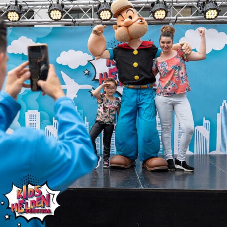 Winkelcentrumpromotie_Winkelcentrumentertainment_Kidsheldenfestival Popeye - mascotte huren voor publiekstrekker in winkelcentrum