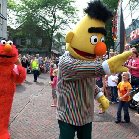 winkelcentrumpromotie Sesamstraat Parade, Sesamstraat Parade inhuren, inhuren Sesamstraat, event met Sesamstraat, Sesamstraat Parade, meet & greet met Sesamstraat, meet & greet, kinderentertainment, entertainment voor kinderen, Winkelcentrumpromotie, promotie winkelcentrum, winkelcentrum entertainment, entertainment voor winkelcentrum, entertainmentbureau,