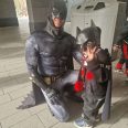 Batman mascotte met kind tijdens meet & greet en superheld kinderentertainment op locatie