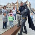 Kind ontmoet Batman mascotte tijdens superheld meet & greet en kindershow op locatie